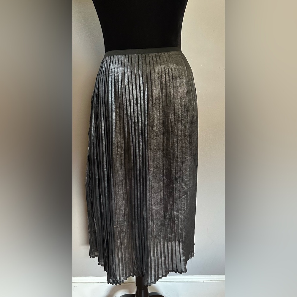 Elegant Silver Pleated Skirt - Picture 2 of 6